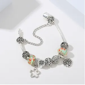 Blumen-Charm-Armband mit grünen Glasperlen und Lebensbaum-Anhänger an Schlangenkette