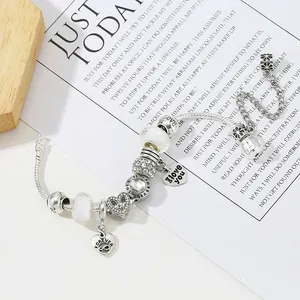 Bracelet à perles argenté avec pendentifs en cœur et pierres blanches scintillantes