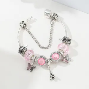 Bracelet maille serpent argenté avec perles roses, charms couronne et tour Eiffel