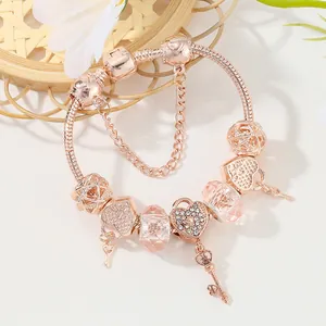 Bracelet maille serpent or rose avec perles en cristal rose et breloques cœur