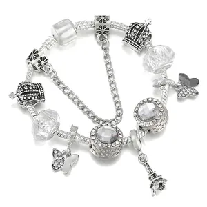 Bracelet chaîne serpent argentée avec breloques couronne et tour Eiffel en cristal