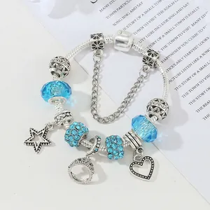 Bracciale stile europeo con ciondoli a cuore, corona e perle di cristallo blu lucido