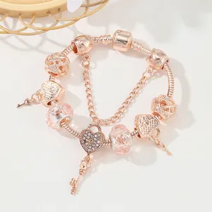 Bracelet chaîne serpent en or rose avec breloques cœur, pendentif clé et perles roses
