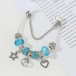 Bracciale con charm in argento con perle di cristallo blu e ciondoli cuore e stella