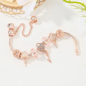 Bracelet à breloques en or rose avec cadenas cœur, pendentif clé et perles en cristal rose