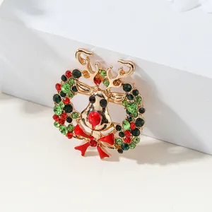 Broche couronne de renne de Noël avec strass colorés et finition dorée