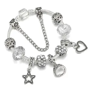 Bracciale a serpente in argento con perle di cristallo e ciondoli a cuore e stella