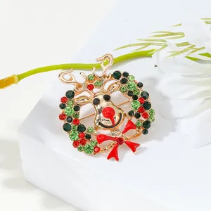 Broche couronne de Noël avec tête de renne dorée et cristaux étincelants rouges et verts