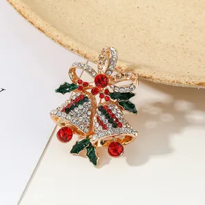 Spilla di Natale alla moda con doppia campanella e strass rossi e verdi in oro