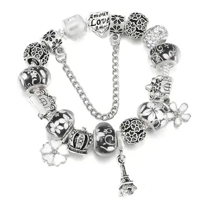 Bracelet à breloques argenté avec tour Eiffel, couronne et pendentifs cœur Amour