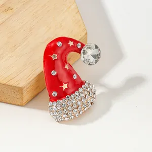 Broche de bonnet de Noël avec émail rouge et strass blancs sur alliage doré brillant