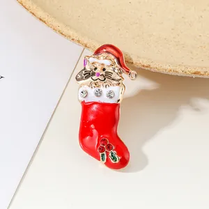 Spilla a calza di Natale in smalto colorato con gatto carino e dettagli in strass