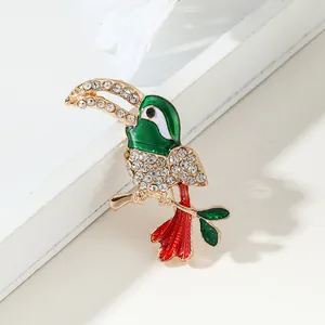 Exquise broche oiseau toucan avec strass scintillants et détails en émail coloré