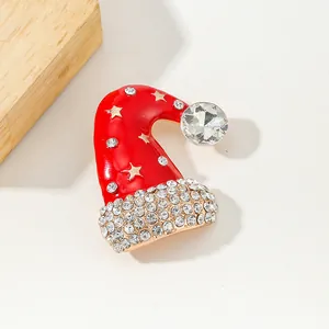 Broche bonnet de Noël avec émail rouge et strass brillants sur décor en bois naturel