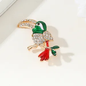 Broche perroquet dorée exquise avec émail vibrant et cristaux étincelants