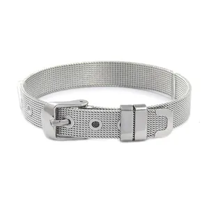 Detailansicht silbernes Edelstahl-Mesh-Armband mit verstellbarem Gürtelschnallenverschluss
