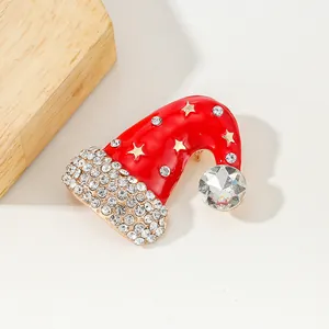 Broche bonnet de Noël en émail rouge avec étoiles dorées et strass brillants