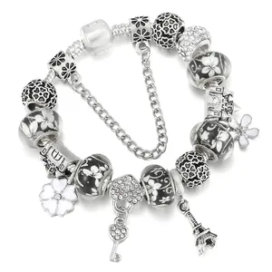 Bracelet à breloques argenté avec Tour Eiffel, perles de verre et pendentif coeur