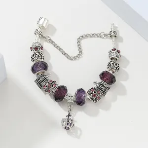 Pulsera de cuentas de cristal púrpura con dije de corona plateada y cadena de seguridad