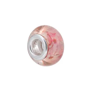 Gros plan d'une perle en verre avec motifs fleurs roses et noyau central en métal