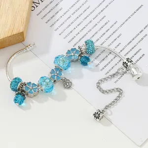 Bracciale a serpente placcato argento con ciondoli a fiori blu e perle cristallo