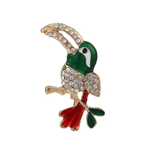Luxueuse Broche Toucan en Alliage de Strass Avec Émail Vert Rouge Plaqué Or Épingle Animal Tropical Pour Femme Cadeau de Noël