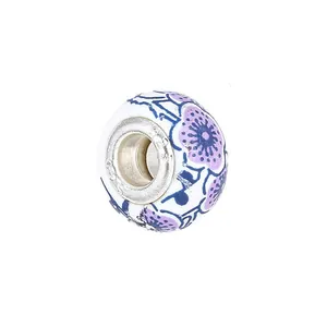 Détail macro du noyau en argent S925 avec perle en résine florale violette pour bracelets