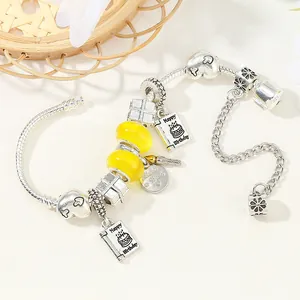 Modisches Charm-Armband mit gelben Perlen und Happy Birthday Kuchen-Anhänger in Silber