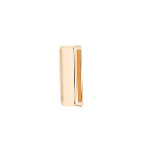 Makro-Detail von 10mm goldener rechteckiger Schieber-Schlaufe mit hohlem Innenschlitz