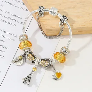DIY Silbernes Charm-Armband mit Eiffelturm-Herzanhängern und gelben Glasperlen