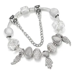 Bracelet chaîne serpent argenté avec perles en cristal et charms hamsa symboliques