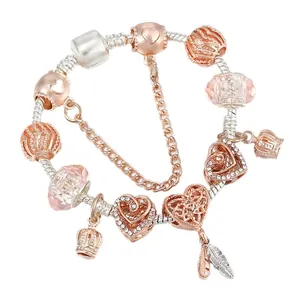 Roségouden dromenvanger armband met roze glaskralen, hartbedeltjes en kroon hanger