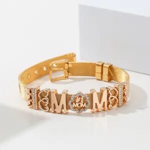 Détail du bracelet MOM doré de style montre avec strass étincelants pour cadeau de fête des mères