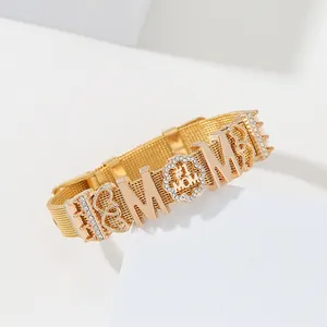 Détail du bracelet en maille dorée avec charme #1 MOM orné de strass et lettrage