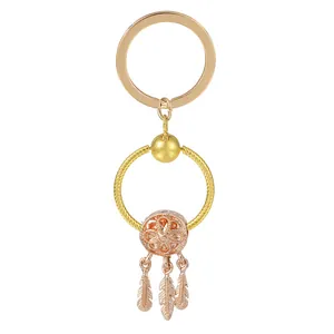 Porte-clés en alliage doré avec pendentif attrape-rêves et plumes suspendues