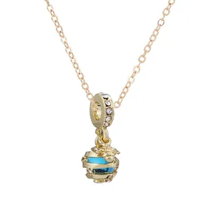Collier chaîne serpent dorée avec perle bleue et pendentif abeille dorée en relief 3D