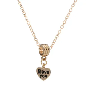 Collier avec pendentif coeur doré gravé I Love You et chaîne fine élégante