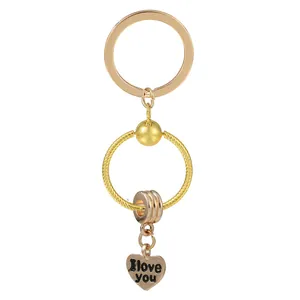 Porte-clés doré en alliage avec pendentif en cœur gravé I love you sur fond blanc pur