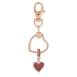 Porte-clés cœur en or rose avec cadre torsadé et pendentif cœur serti de cristaux roses