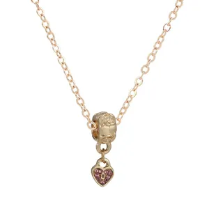 Collier chic en maille serpent dorée avec pendentif cœur en cristal rose et breloque