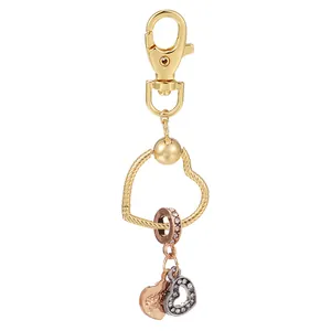 Détails des pendentifs en forme de cœur tricolore avec zircons sur un porte-clés doré