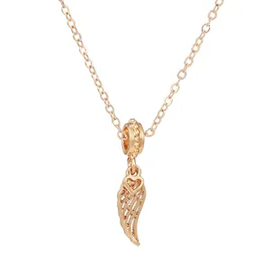 Collier élégant avec pendentif aile en or rose et détail cœur creux sur chaîne fine