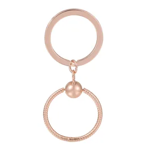 Vue détaillée d'un porte-clés en alliage or rose avec une texture de maille serpent