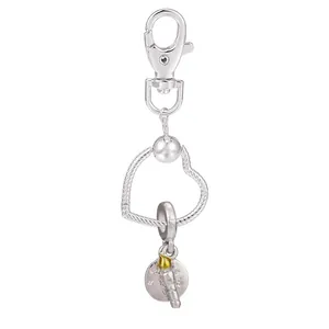 Porte-clés en forme de cœur plaqué argent avec breloque gravée et pinceau