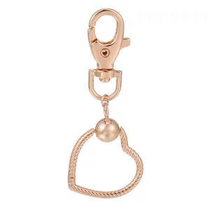 Porte-clés en forme de cœur en or rose avec fermoir mousqueton et texture serpent