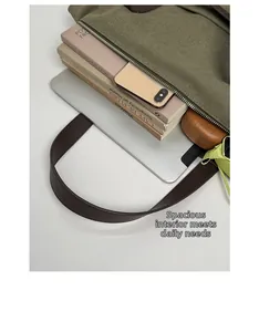 Vue de dessus d'un cabas en toile vert olive avec grand espace pour ordinateur