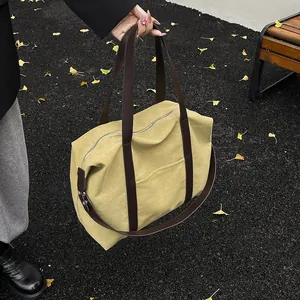 Grand sac cabas en toile jaune moutarde avec bandoulière marron pour le trajet quotidien