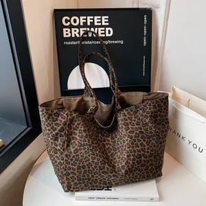 Fashionable leopard print tote bag with large capacity for women's daily commute and shopping