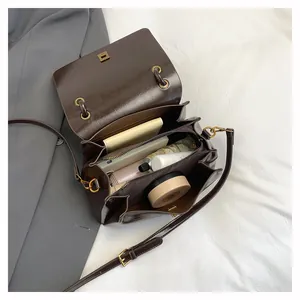 Dettaglio degli scomparti interni per questa borsa a mano vintage leopardata