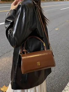 Borsa a mano vintage in pelle marrone con chiusura dorata e tracolla da donna
